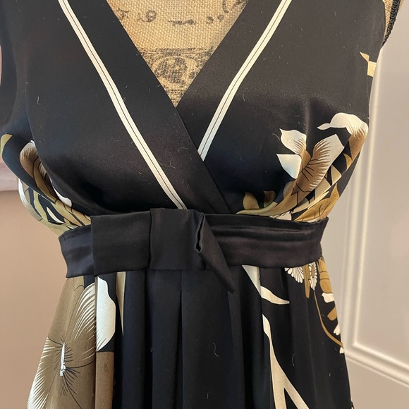 Silk knee-length cocktail dress. Mint condition. Purchased at boutique in Italy - Picture 6 of 6